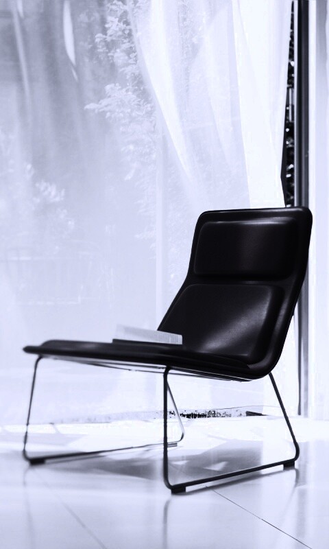 Стул перед занавеской обои