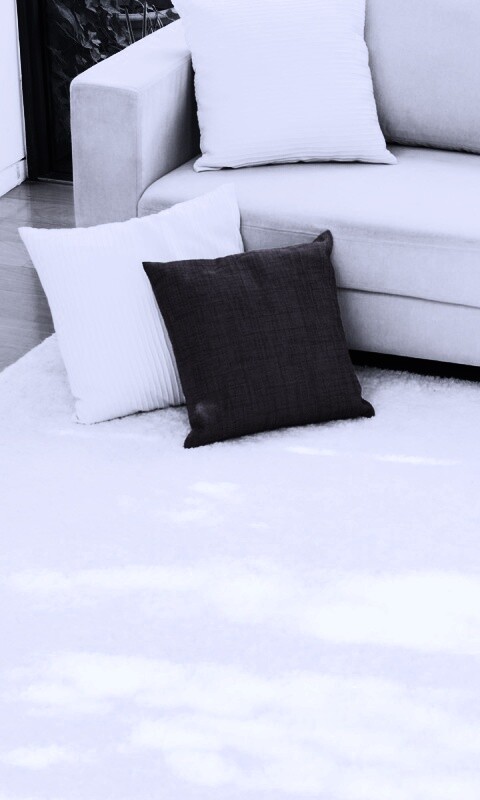 Диван с подушками обои