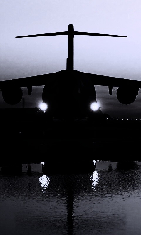 Самолет на взлетной полосе обои