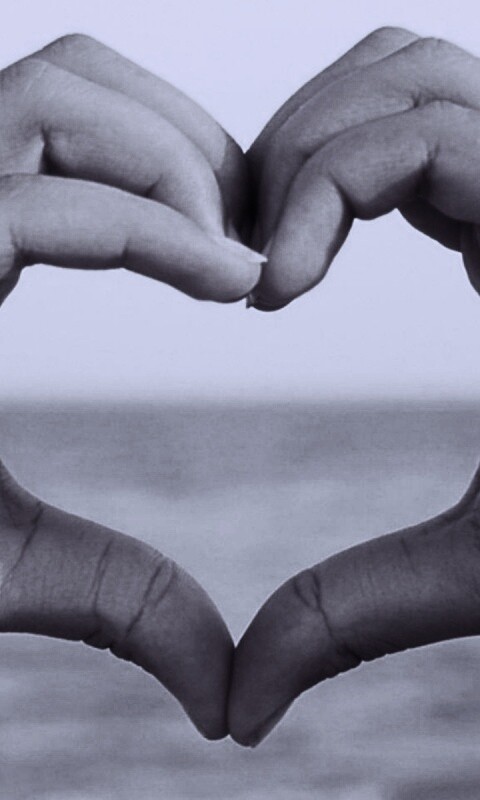 Руки сложенные сердечком обои