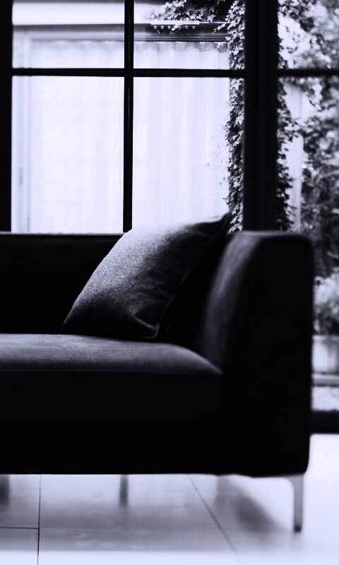 Диван в комнате обои