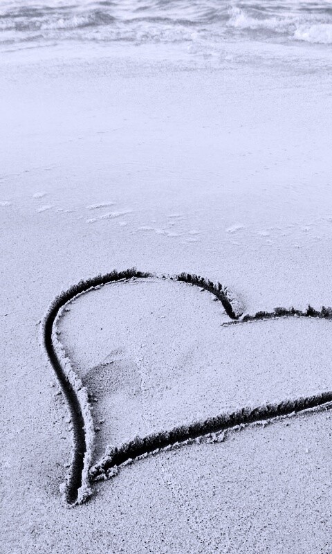 Аккуратное сердце на песке обои
