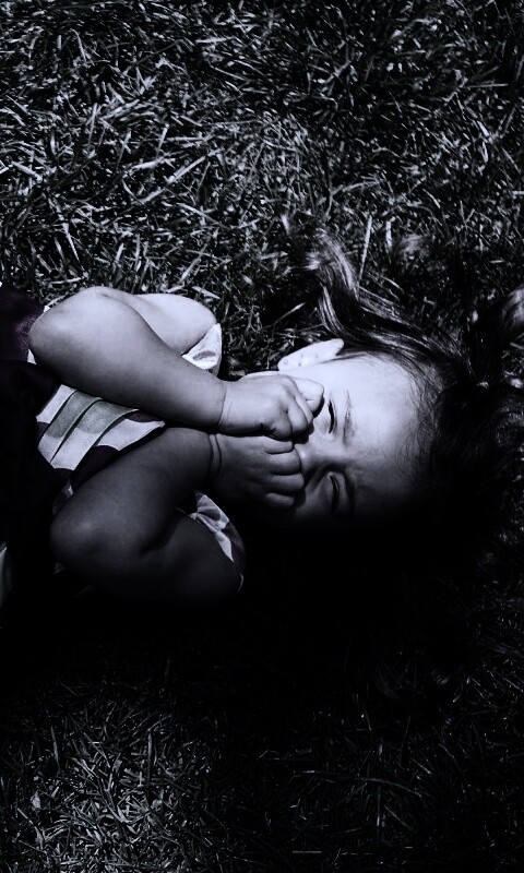 Девочка на траве обои