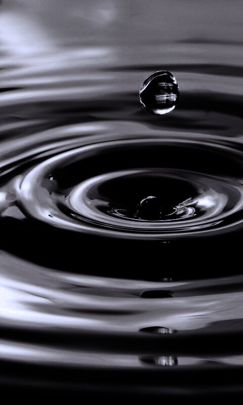Капля падает в воду обои