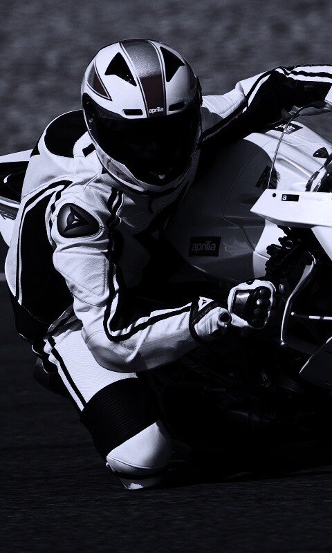Байкер в белой экиперовкена Априлия РСВ4 обои