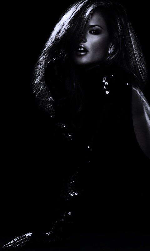 Алессандра Амбросио в чёрном платье обои