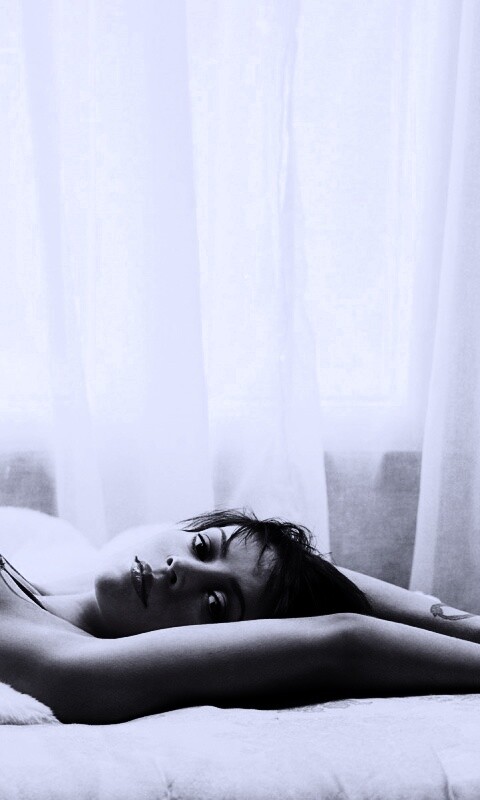 Алиса Милано на кровати обои