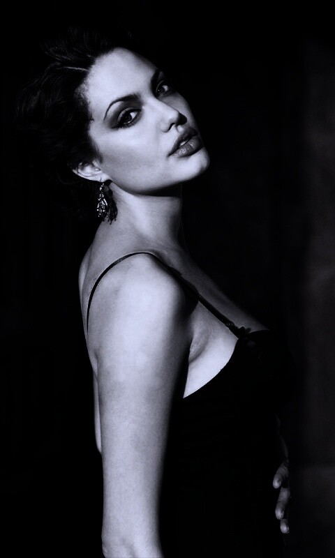 Анджелина Джоли в черном платье обои