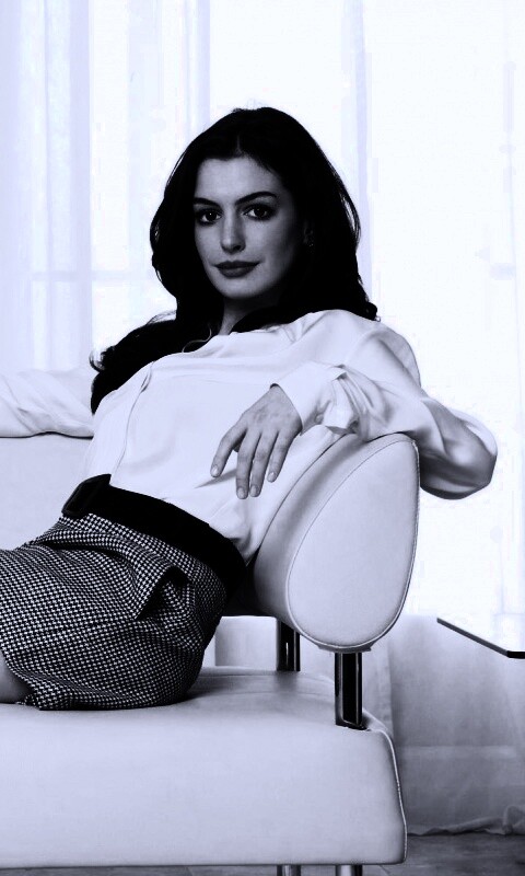 Энн Хетевей на диване обои