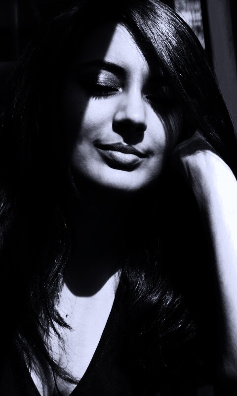 Девушка с закрытыми глазами в электричке обои