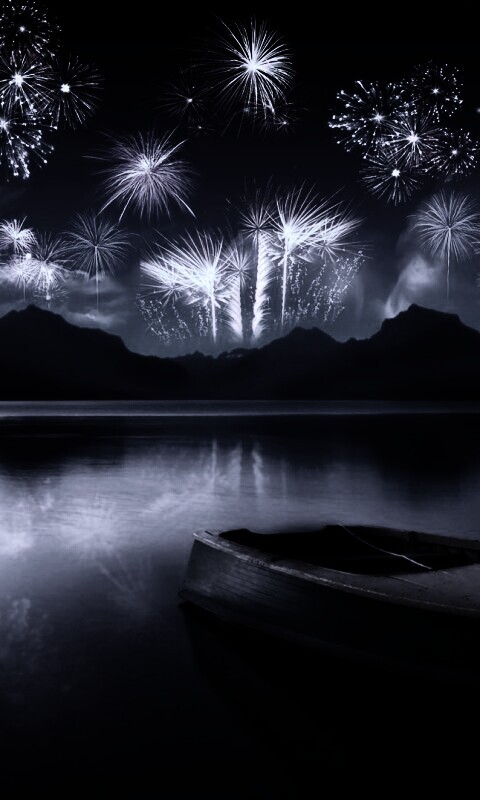 Фейрверк над озером обои