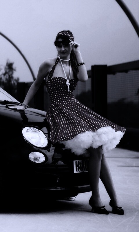 Черный фиат и девушка обои