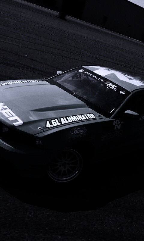 Мустанг дрифтует обои