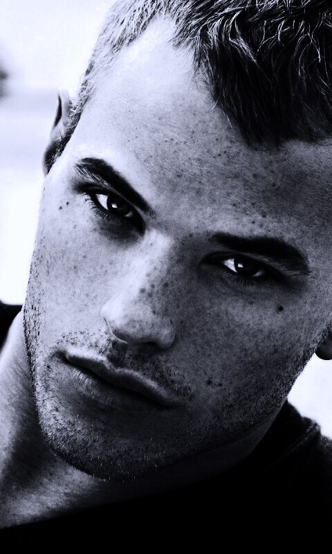 Келлан Латс обои