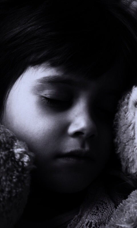 Девочка спит с мишками в обнимку обои