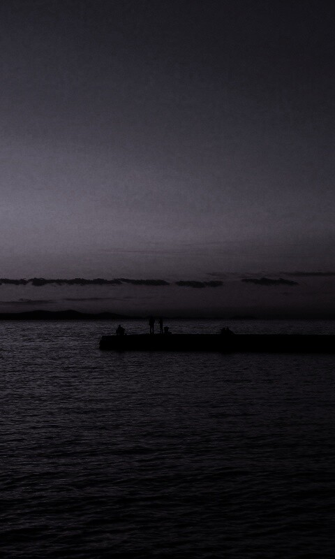 Одинокая пристань на озере обои