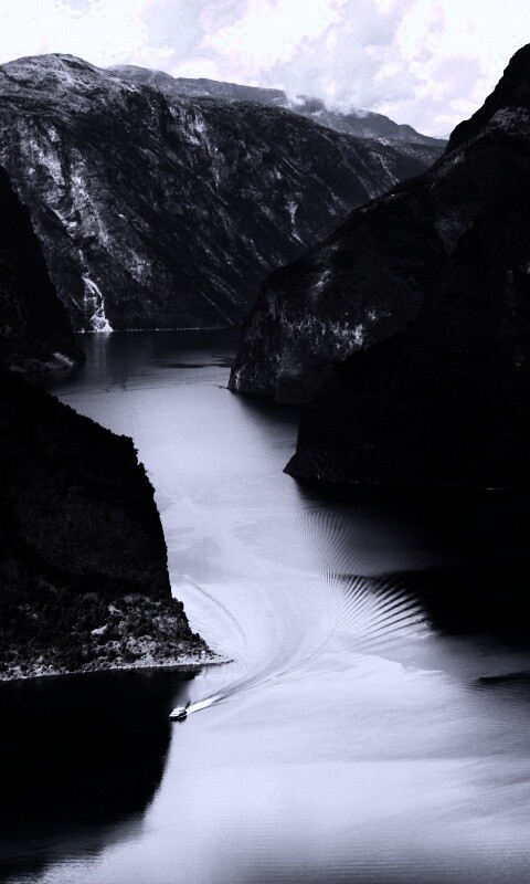 Лодка на реке среди высоких гор обои