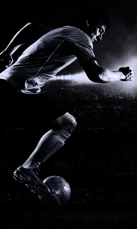 Футболист с мячом обои