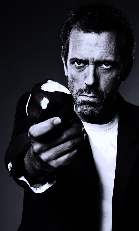 Доктор Хаус с яблоком в руке обои