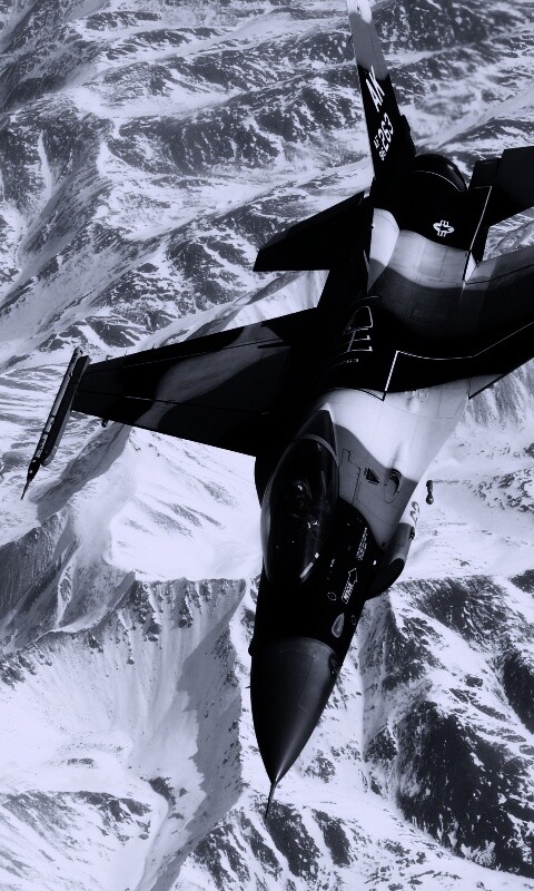 Истребитель над снежными пиками гор обои