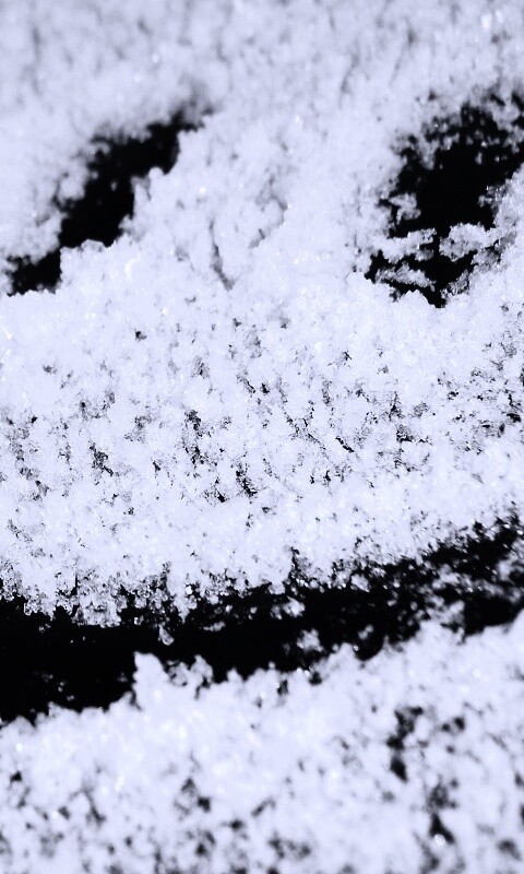 Смайлик на заснеженном стекле обои