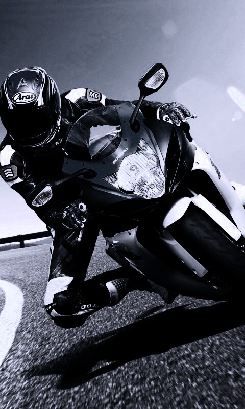 Мотоциклист на повороте обои