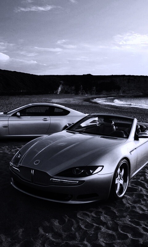 Два спорткара на берегу моря обои