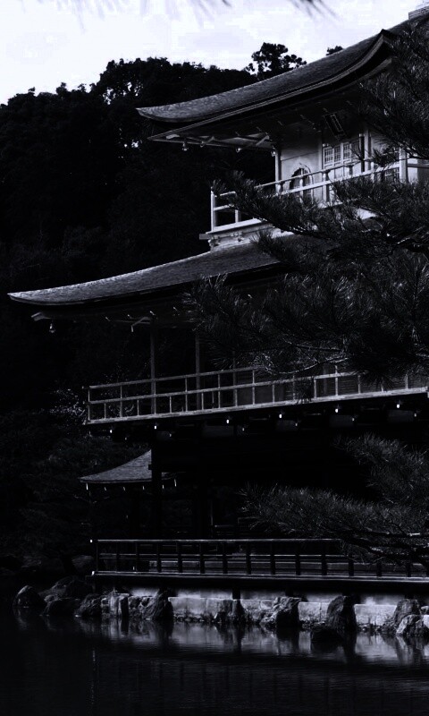 Пагода на берегу озера обои