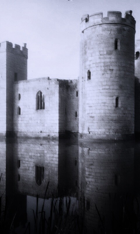 Замок на озере обои