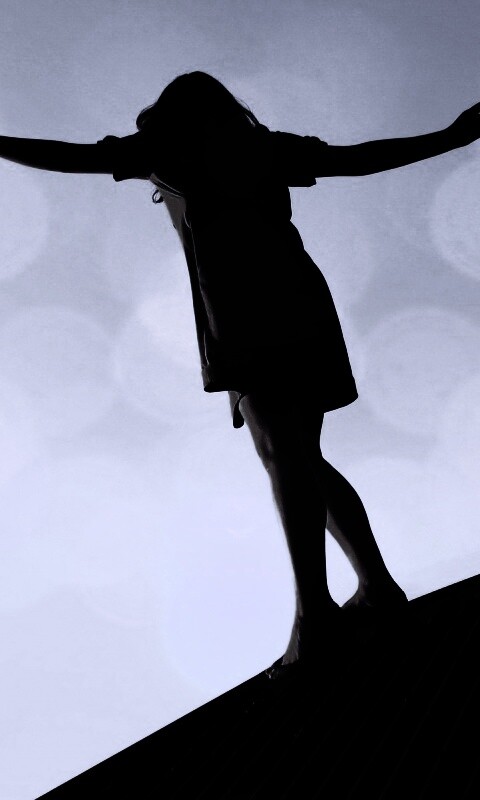 Девушка на крутой крыше обои