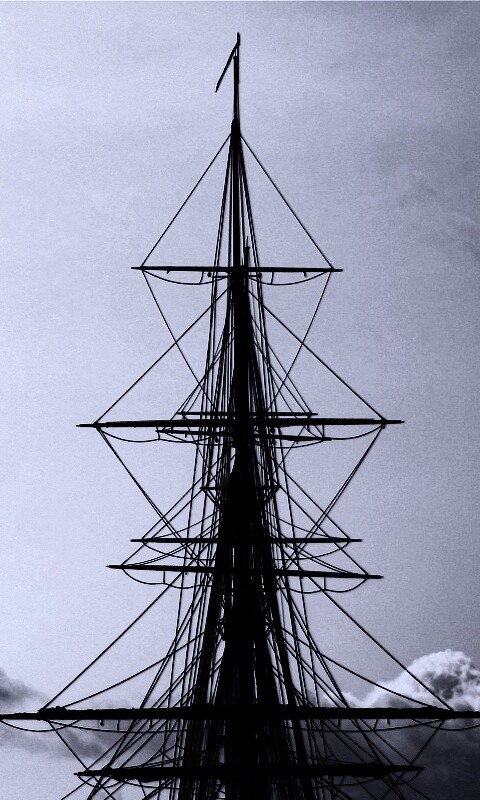 Мачта корабля на фоне неба обои