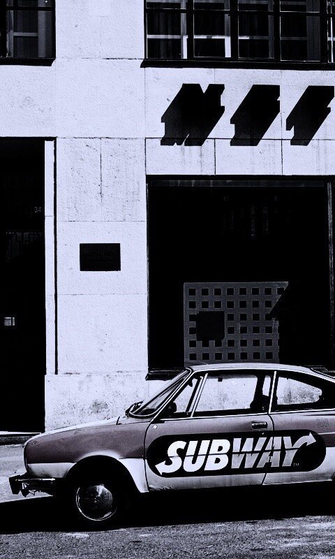 Реклама Subway на машине в Праге обои