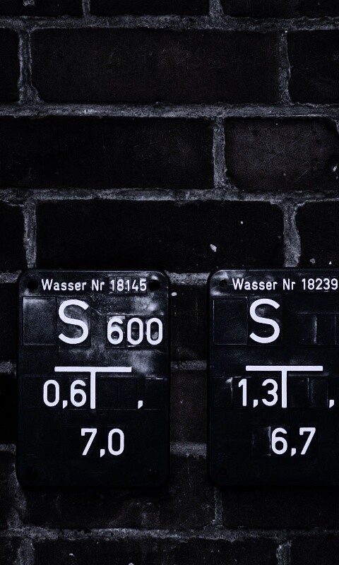 Стена с обозначениями обои