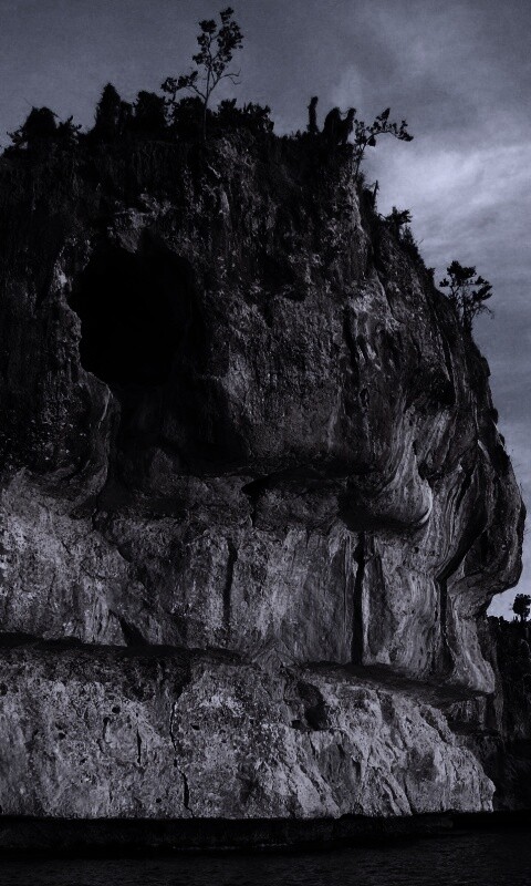 Пещера в скале над морем обои
