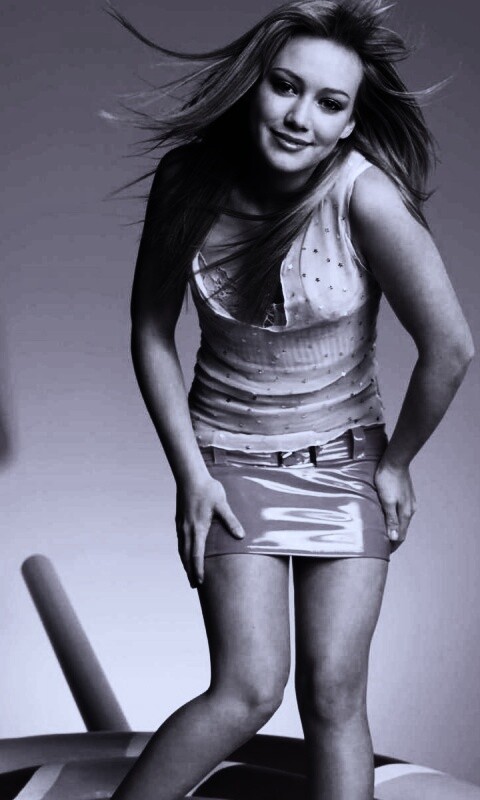 Хилари Дафф в кожаной миниюбке обои