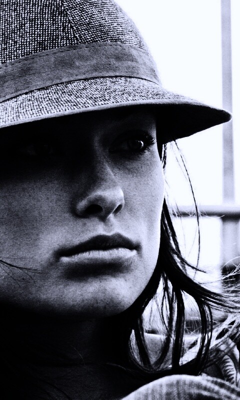 Оливия Уайлд в шикарной шляпе обои