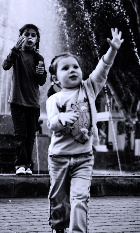 Дети у фонтана обои