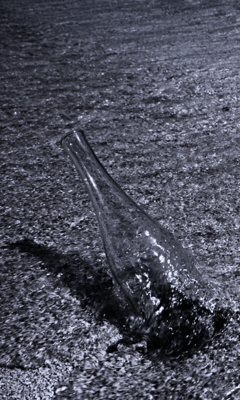 Бутылка в песке у воды обои