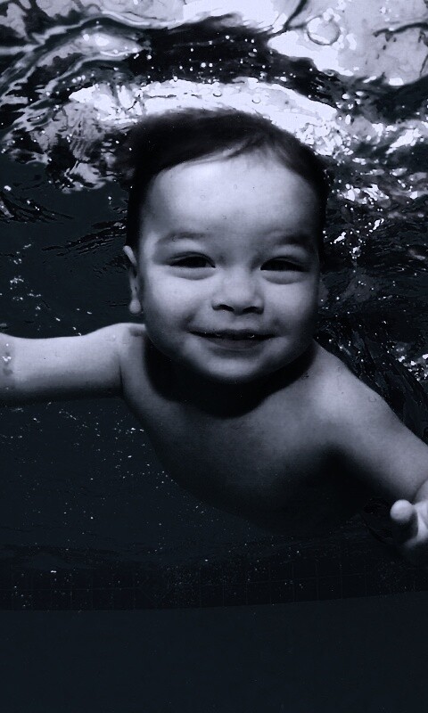 Маленький пловец обои