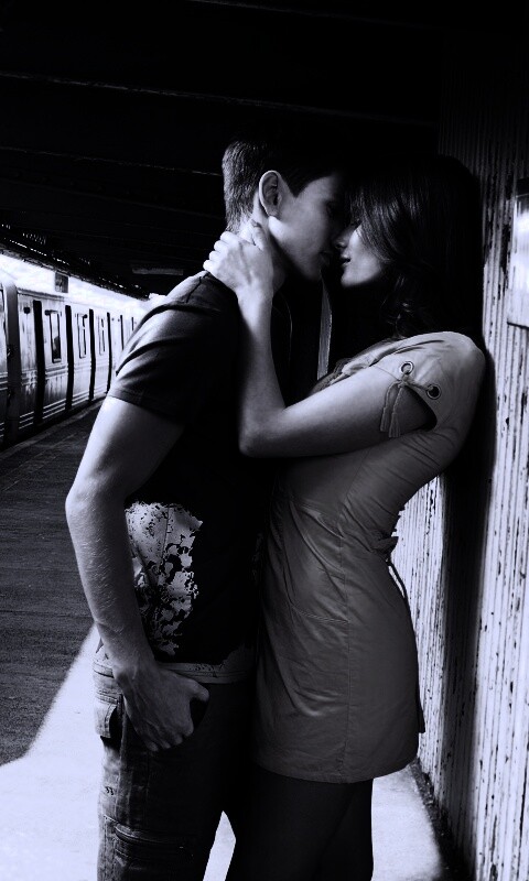 Прощание на станции метро обои