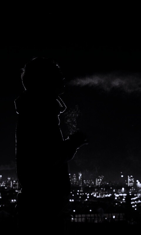 Курящий на крыше парень обои