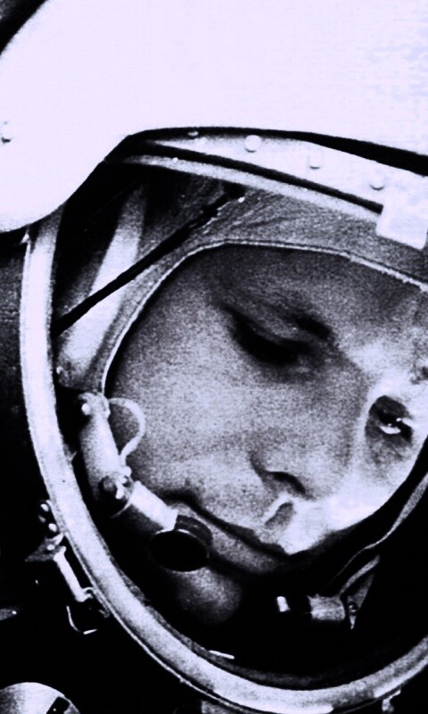 Юрий Гагарин в скафандре обои