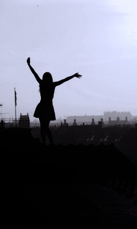 Девушка на крыше обои