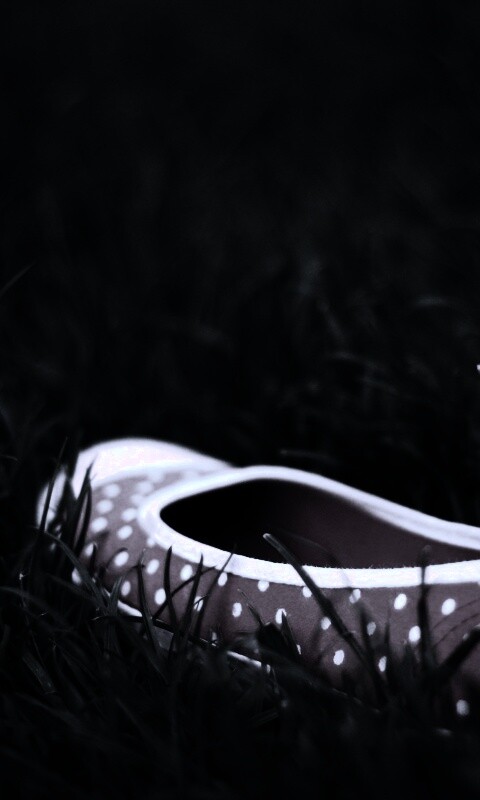 Красные тапки в горошек обои