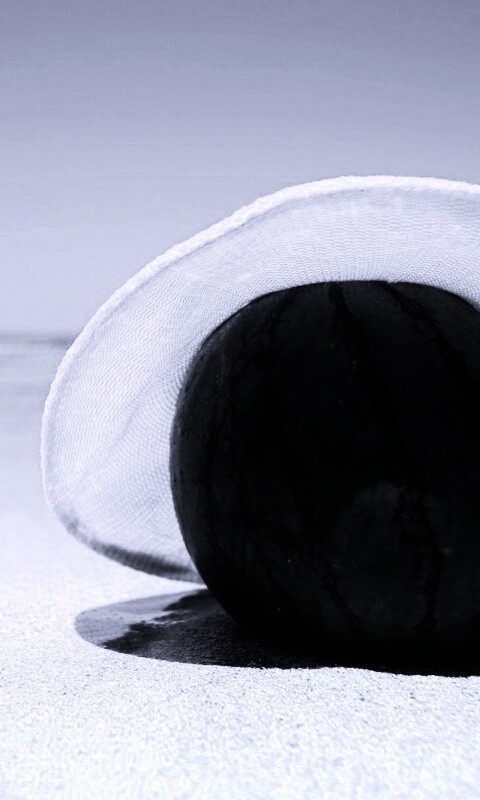 Арбуз в летней шляпке на пляже обои