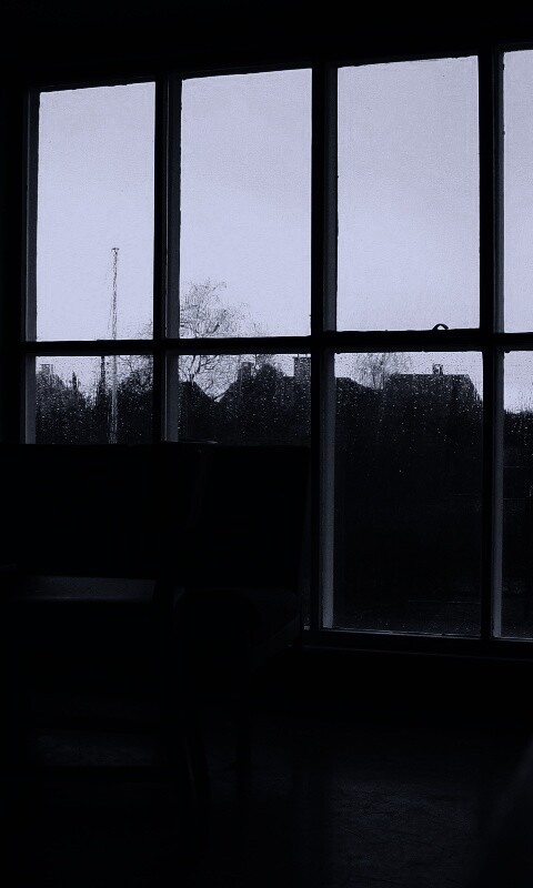Тёмная комната и дождь за окном обои