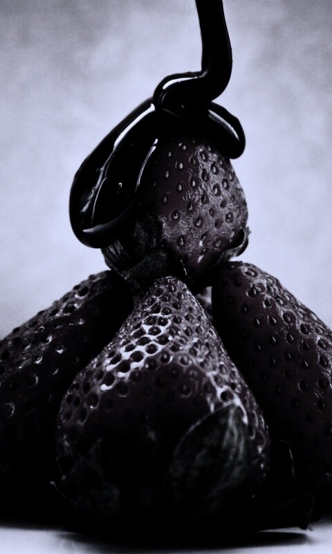 Аппетитная клубничка с шоколадом обои