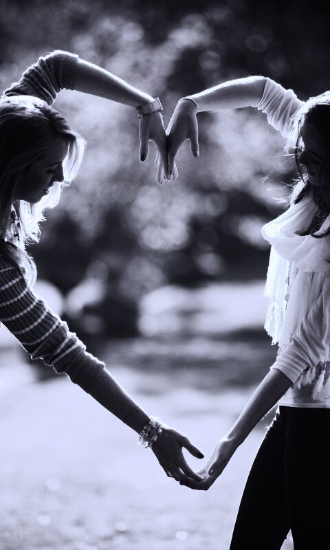 Две девушки и сердце из рук обои