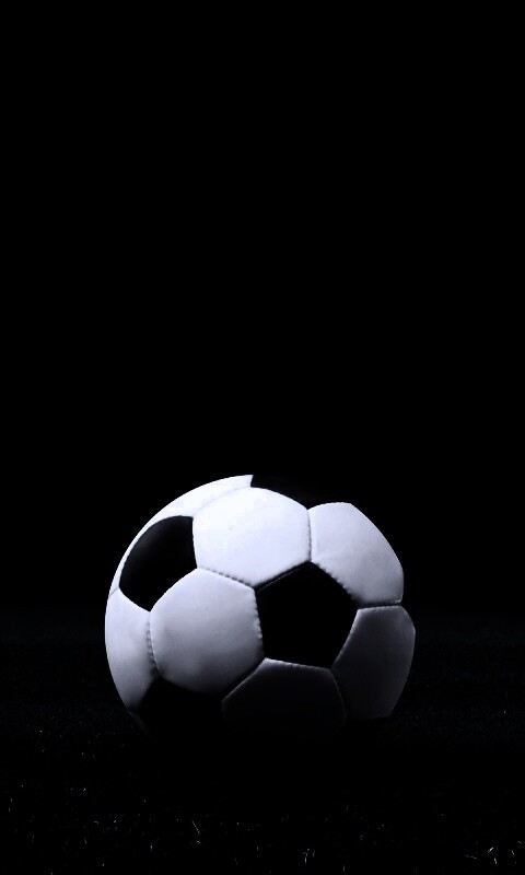 Футбольный мяч на темном поле обои
