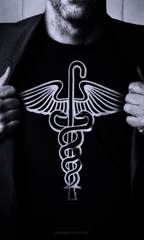 Футболка со змеями и тростью обои